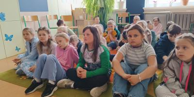 "Czyta babcia, czyta dziadek, czyta każdy mały szkrabek  - wspólne czytanie łączy pokolenia"