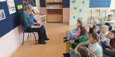 "Czyta babcia, czyta dziadek, czyta każdy mały szkrabek  - wspólne czytanie łączy pokolenia"