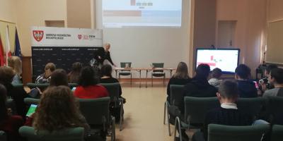 Lekcja języka angielskiego z Amerykanką