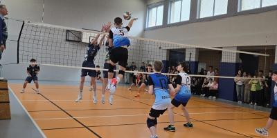 Mistrzowie Kalisza w piłce siatkowej chłopców w ramach Igrzysk Młodziezy Szkolnej.