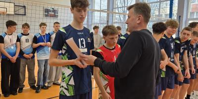 Mistrzowie Kalisza w piłce siatkowej chłopców w ramach Igrzysk Młodziezy Szkolnej.