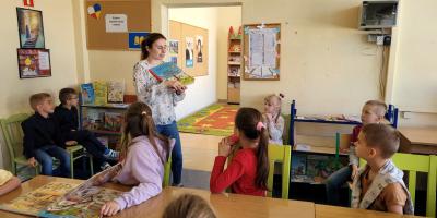 Półka z książkami w języku ukraińskim w naszej bibliotece