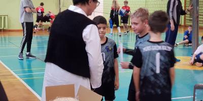 TURNIEJ MŁODYCH SIATKARZY O PUCHAR DYREKTORA SP 18