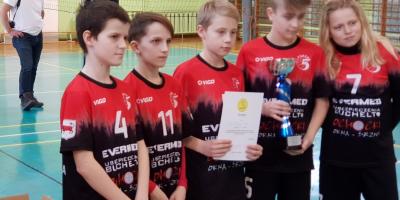 TURNIEJ MŁODYCH SIATKARZY O PUCHAR DYREKTORA SP 18