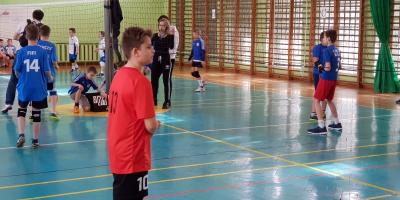 TURNIEJ MŁODYCH SIATKARZY O PUCHAR DYREKTORA SP 18