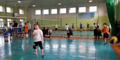 TURNIEJ MŁODYCH SIATKARZY O PUCHAR DYREKTORA SP 18