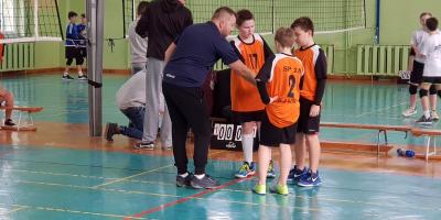 TURNIEJ MŁODYCH SIATKARZY O PUCHAR DYREKTORA SP 18