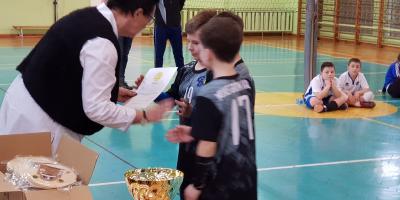 TURNIEJ MŁODYCH SIATKARZY O PUCHAR DYREKTORA SP 18