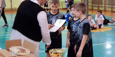 TURNIEJ MŁODYCH SIATKARZY O PUCHAR DYREKTORA SP 18