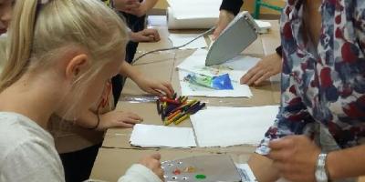 Warsztaty z enkaustyki w świetlicy szkolnej