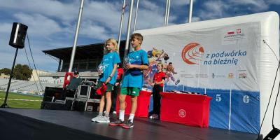 " Z PODWÓRKA NA BIEŻNIĘ "