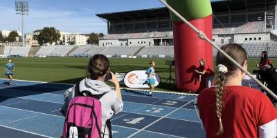 " Z PODWÓRKA NA BIEŻNIĘ "