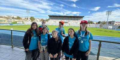 " Z PODWÓRKA NA BIEŻNIĘ "