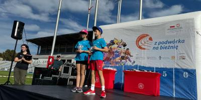 " Z PODWÓRKA NA BIEŻNIĘ "