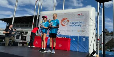 " Z PODWÓRKA NA BIEŻNIĘ "