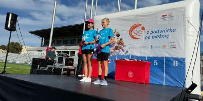 " Z PODWÓRKA NA BIEŻNIĘ "