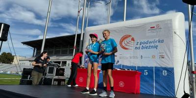 " Z PODWÓRKA NA BIEŻNIĘ "