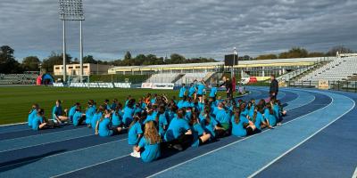 " Z PODWÓRKA NA BIEŻNIĘ "